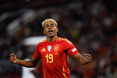 Lamine Yamal, İspanya ve Fransa milli takımları arasında oynanan 2025 UEFA Milletler Ligi yarı final maçında gol attıktan sonra kutlama yaparken görüldü (Maciej Rogowski)