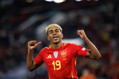 Lamine Yamal, İspanya ve Fransa milli takımları arasında oynanan 2025 UEFA Milletler Ligi yarı final maçında gol attıktan sonra kutlama yaparken görüldü (Maciej Rogowski)