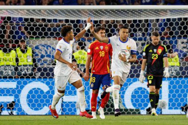 Desire Doue ve Kylian Mbappe, İspanya ve Fransa milli takımları arasında oynanan 2025 UEFA Milletler Ligi yarı final maçında gol üstüne kutlama yaparken görüldü (Maciej Rogowski)