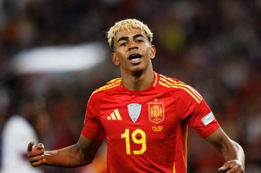Lamine Yamal, İspanya ve Fransa milli takımları arasında oynanan 2025 UEFA Milletler Ligi yarı final maçında gol attıktan sonra kutlama yaparken görüldü (Maciej Rogowski)