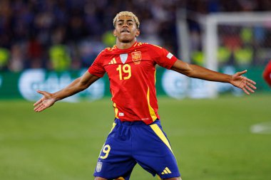 Lamine Yamal, İspanya ve Fransa milli takımları arasında oynanan 2025 UEFA Milletler Ligi yarı final maçında gol attıktan sonra kutlama yaparken görüldü (Maciej Rogowski)