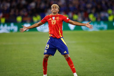 Lamine Yamal, İspanya ve Fransa milli takımları arasında oynanan 2025 UEFA Milletler Ligi yarı final maçında gol attıktan sonra kutlama yaparken görüldü (Maciej Rogowski)