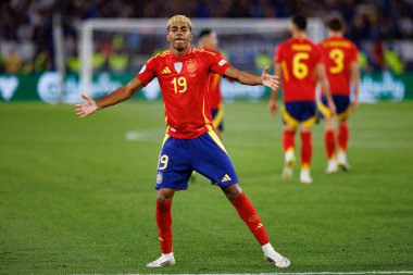 Lamine Yamal, İspanya ve Fransa milli takımları arasında oynanan 2025 UEFA Milletler Ligi yarı final maçında gol attıktan sonra kutlama yaparken görüldü (Maciej Rogowski)