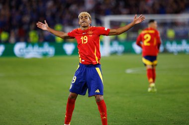 Lamine Yamal, İspanya ve Fransa milli takımları arasında oynanan 2025 UEFA Milletler Ligi yarı final maçında gol attıktan sonra kutlama yaparken görüldü (Maciej Rogowski)