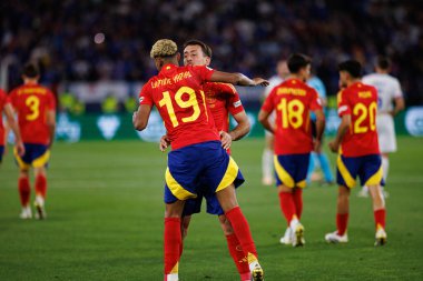 Lamine Yamal ve Mikel Oyarzabal, İspanya ve Fransa milli takımları arasında oynanan 2025 UEFA Milletler Ligi yarı final maçında gol üstüne gol atarken görüldü (Maciej Rogowski)