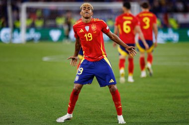Lamine Yamal, İspanya ve Fransa milli takımları arasında oynanan 2025 UEFA Milletler Ligi yarı final maçında gol attıktan sonra kutlama yaparken görüldü (Maciej Rogowski)