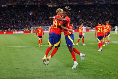 Lamine Yamal ve Nico Williams, İspanya ve Fransa milli takımları arasında oynanan 2025 UEFA Milletler Ligi yarı final maçında gol üstüne gol atarken görüldü (Maciej Rogowski)