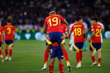 Lamine Yamal ve Mikel Oyarzabal, İspanya ve Fransa milli takımları arasında oynanan 2025 UEFA Milletler Ligi yarı final maçında gol üstüne gol atarken görüldü (Maciej Rogowski)