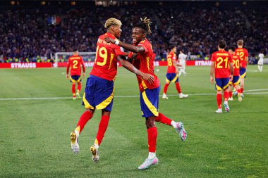 Lamine Yamal ve Nico Williams, İspanya ve Fransa milli takımları arasında oynanan 2025 UEFA Milletler Ligi yarı final maçında gol üstüne gol atarken görüldü (Maciej Rogowski)