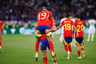 Lamine Yamal ve Nico Williams, İspanya ve Fransa milli takımları arasında oynanan 2025 UEFA Milletler Ligi yarı final maçında gol üstüne gol atarken görüldü (Maciej Rogowski)