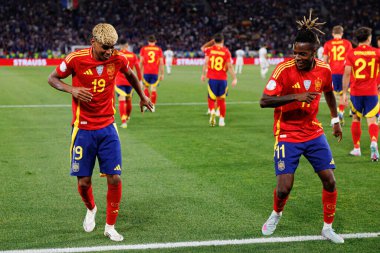 Lamine Yamal ve Nico Williams, İspanya ve Fransa milli takımları arasında oynanan 2025 UEFA Milletler Ligi yarı final maçında gol üstüne gol atarken görüldü (Maciej Rogowski)