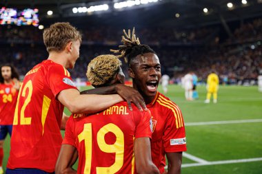 Lamine Yamal ve Nico Williams, İspanya ve Fransa milli takımları arasında oynanan 2025 UEFA Milletler Ligi yarı final maçında gol üstüne gol atarken görüldü (Maciej Rogowski)