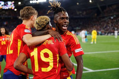 Lamine Yamal ve Nico Williams, İspanya ve Fransa milli takımları arasında oynanan 2025 UEFA Milletler Ligi yarı final maçında gol üstüne gol atarken görüldü (Maciej Rogowski)