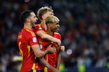 Mikel Merino, Lamine Yamal ve Dean Huijsen, İspanya ve Fransa milli takımları arasında oynanan 2025 UEFA Milletler Ligi yarı final maçında gol üstüne gol atarken görüldü (Maciej Rogowski)