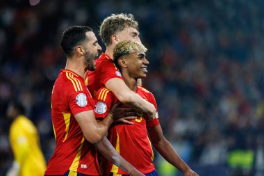 Mikel Merino, Lamine Yamal ve Dean Huijsen, İspanya ve Fransa milli takımları arasında oynanan 2025 UEFA Milletler Ligi yarı final maçında gol üstüne gol atarken görüldü (Maciej Rogowski)