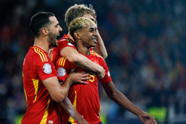 Mikel Merino, Lamine Yamal ve Dean Huijsen, İspanya ve Fransa milli takımları arasında oynanan 2025 UEFA Milletler Ligi yarı final maçında gol üstüne gol atarken görüldü (Maciej Rogowski)