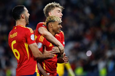 İspanya 'nın oyuncuları, İspanya ve Fransa milli takımları arasında oynanan 2025 UEFA Milletler Ligi yarı final maçında Lamine Yamal' dan gol üstüne gol atarken görüldü (Maciej Rogowski)