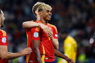 İspanya 'nın oyuncuları, İspanya ve Fransa milli takımları arasında oynanan 2025 UEFA Milletler Ligi yarı final maçında Lamine Yamal' dan gol üstüne gol atarken görüldü (Maciej Rogowski)