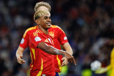 Lamine Yamal, İspanya ve Fransa milli takımları arasında oynanan 2025 UEFA Milletler Ligi yarı final maçında gol attıktan sonra kutlama yaparken görüldü (Maciej Rogowski)