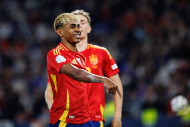 Lamine Yamal, İspanya ve Fransa milli takımları arasında oynanan 2025 UEFA Milletler Ligi yarı final maçında gol attıktan sonra kutlama yaparken görüldü (Maciej Rogowski)