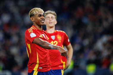 Lamine Yamal, İspanya ve Fransa milli takımları arasında oynanan 2025 UEFA Milletler Ligi yarı final maçında gol attıktan sonra kutlama yaparken görüldü (Maciej Rogowski)