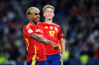 Lamine Yamal, İspanya ve Fransa milli takımları arasında oynanan 2025 UEFA Milletler Ligi yarı final maçında gol attıktan sonra kutlama yaparken görüldü (Maciej Rogowski)