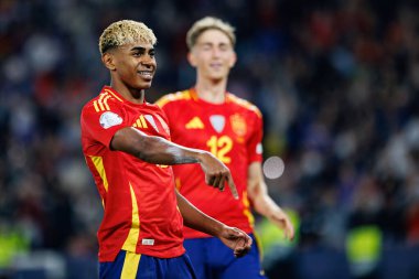 Lamine Yamal, İspanya ve Fransa milli takımları arasında oynanan 2025 UEFA Milletler Ligi yarı final maçında gol attıktan sonra kutlama yaparken görüldü (Maciej Rogowski)