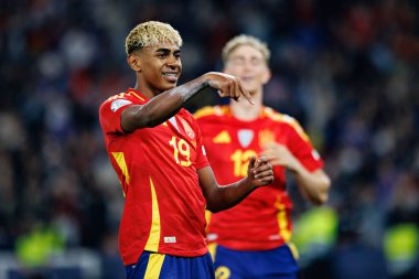 Lamine Yamal, İspanya ve Fransa milli takımları arasında oynanan 2025 UEFA Milletler Ligi yarı final maçında gol attıktan sonra kutlama yaparken görüldü (Maciej Rogowski)