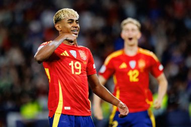 Lamine Yamal, İspanya ve Fransa milli takımları arasında oynanan 2025 UEFA Milletler Ligi yarı final maçında gol attıktan sonra kutlama yaparken görüldü (Maciej Rogowski)