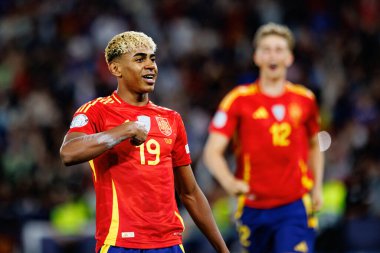 Lamine Yamal, İspanya ve Fransa milli takımları arasında oynanan 2025 UEFA Milletler Ligi yarı final maçında gol attıktan sonra kutlama yaparken görüldü (Maciej Rogowski)