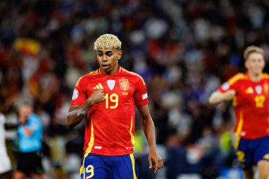 Lamine Yamal, İspanya ve Fransa milli takımları arasında oynanan 2025 UEFA Milletler Ligi yarı final maçında gol attıktan sonra kutlama yaparken görüldü (Maciej Rogowski)