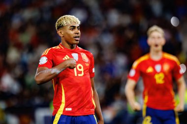 Lamine Yamal, İspanya ve Fransa milli takımları arasında oynanan 2025 UEFA Milletler Ligi yarı final maçında gol attıktan sonra kutlama yaparken görüldü (Maciej Rogowski)