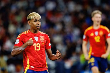 Lamine Yamal, İspanya ve Fransa milli takımları arasında oynanan 2025 UEFA Milletler Ligi yarı final maçında gol attıktan sonra kutlama yaparken görüldü (Maciej Rogowski)