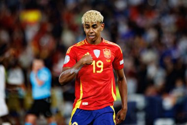 Lamine Yamal, İspanya ve Fransa milli takımları arasında oynanan 2025 UEFA Milletler Ligi yarı final maçında gol attıktan sonra kutlama yaparken görüldü (Maciej Rogowski)