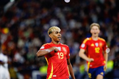 Lamine Yamal, İspanya ve Fransa milli takımları arasında oynanan 2025 UEFA Milletler Ligi yarı final maçında gol attıktan sonra kutlama yaparken görüldü (Maciej Rogowski)