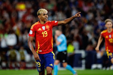 Lamine Yamal, İspanya ve Fransa milli takımları arasında oynanan 2025 UEFA Milletler Ligi yarı final maçında gol attıktan sonra kutlama yaparken görüldü (Maciej Rogowski)