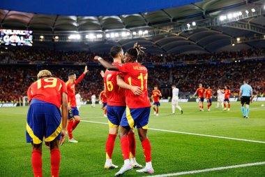 İspanya 'nın oyuncuları, İspanya ve Fransa milli takımları arasında oynanan 2025 UEFA Milletler Ligi yarı final maçında Mikel Merino' dan gol üstüne gol atarken görüldü (Maciej Rogowski)
