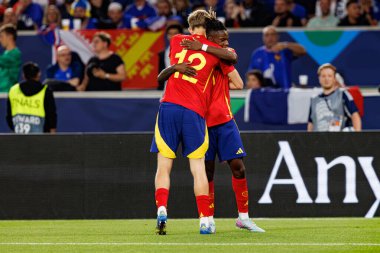 Dean Huijsen ve Nico Williams, UEFA Uluslar Ligi 2025 yarı final maçında İspanya ve Fransa milli takımları arasında gol üstüne gol atarken görüldü (Maciej Rogowski)