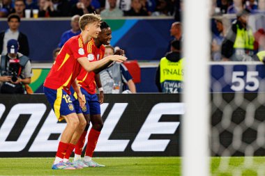 Dean Huijsen ve Nico Williams, UEFA Uluslar Ligi 2025 yarı final maçında İspanya ve Fransa milli takımları arasında gol üstüne gol atarken görüldü (Maciej Rogowski)