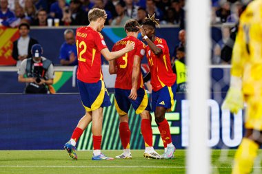 İspanya 'nın oyuncuları, İspanya ve Fransa milli takımları arasında oynanan 2025 UEFA Milletler Ligi yarı final maçında Nico Williams' tan gol üstüne gol atarken görüldü (Maciej Rogowski)