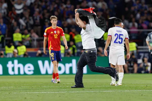 UEFA Milletler Ligi 2025 yarı final maçında İspanya ve Fransa milli takımları arasında görülen Pro Filistin saha işgalcisi (Maciej Rogowski)