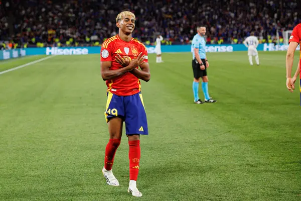 Lamine Yamal, İspanya ve Fransa milli takımları arasında oynanan 2025 UEFA Milletler Ligi yarı final maçında gol attıktan sonra kutlama yaparken görüldü (Maciej Rogowski)