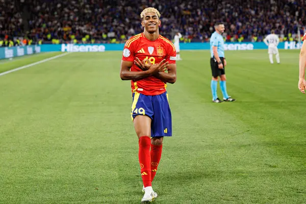 Lamine Yamal, İspanya ve Fransa milli takımları arasında oynanan 2025 UEFA Milletler Ligi yarı final maçında gol attıktan sonra kutlama yaparken görüldü (Maciej Rogowski)