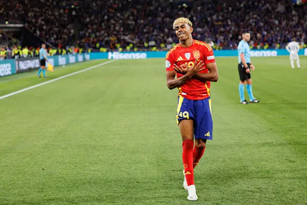 Lamine Yamal, İspanya ve Fransa milli takımları arasında oynanan 2025 UEFA Milletler Ligi yarı final maçında gol attıktan sonra kutlama yaparken görüldü (Maciej Rogowski)