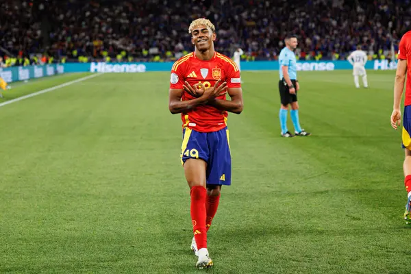 Lamine Yamal, İspanya ve Fransa milli takımları arasında oynanan 2025 UEFA Milletler Ligi yarı final maçında gol attıktan sonra kutlama yaparken görüldü (Maciej Rogowski)