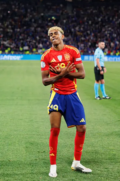 Lamine Yamal, İspanya ve Fransa milli takımları arasında oynanan 2025 UEFA Milletler Ligi yarı final maçında gol attıktan sonra kutlama yaparken görüldü (Maciej Rogowski)