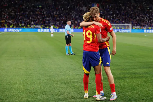 Lamine Yamal ve Dean Huijsen, UEFA Milletler Ligi 2025 yarı final maçında İspanya ve Fransa milli takımları arasında gol attıktan sonra kutlama yaparken görüldü (Maciej Rogowski)