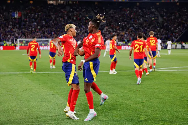 Lamine Yamal ve Nico Williams, İspanya ve Fransa milli takımları arasında oynanan 2025 UEFA Milletler Ligi yarı final maçında gol üstüne gol atarken görüldü (Maciej Rogowski)