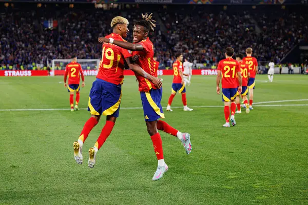 Lamine Yamal ve Nico Williams, İspanya ve Fransa milli takımları arasında oynanan 2025 UEFA Milletler Ligi yarı final maçında gol üstüne gol atarken görüldü (Maciej Rogowski)