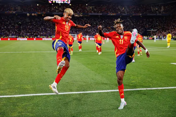 Lamine Yamal ve Nico Williams, İspanya ve Fransa milli takımları arasında oynanan 2025 UEFA Milletler Ligi yarı final maçında gol üstüne gol atarken görüldü (Maciej Rogowski)